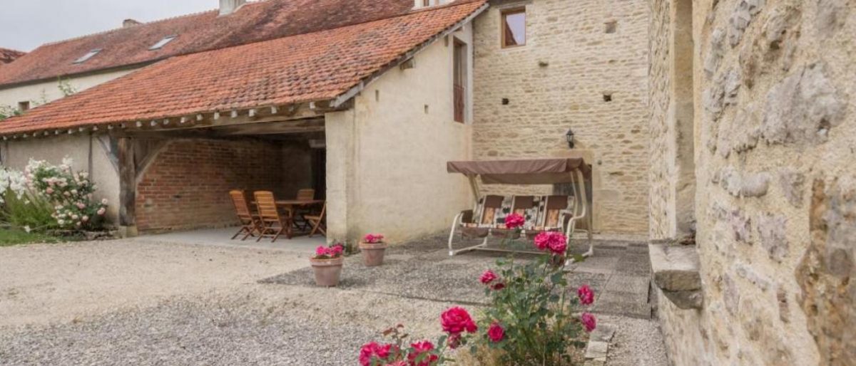 Permalien vers:La cour, la terrasse, et le préau 